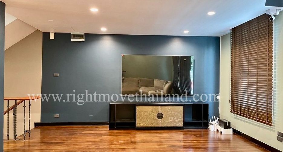 For sale 3 bedrooms townhouse in Watthana, Bangkok