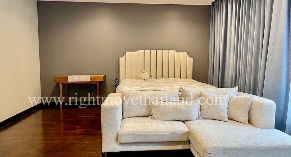 For sale 3 bedrooms townhouse in Watthana, Bangkok