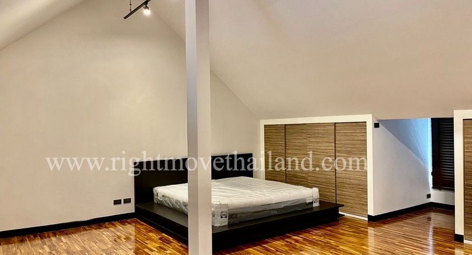 For sale 3 bedrooms townhouse in Watthana, Bangkok