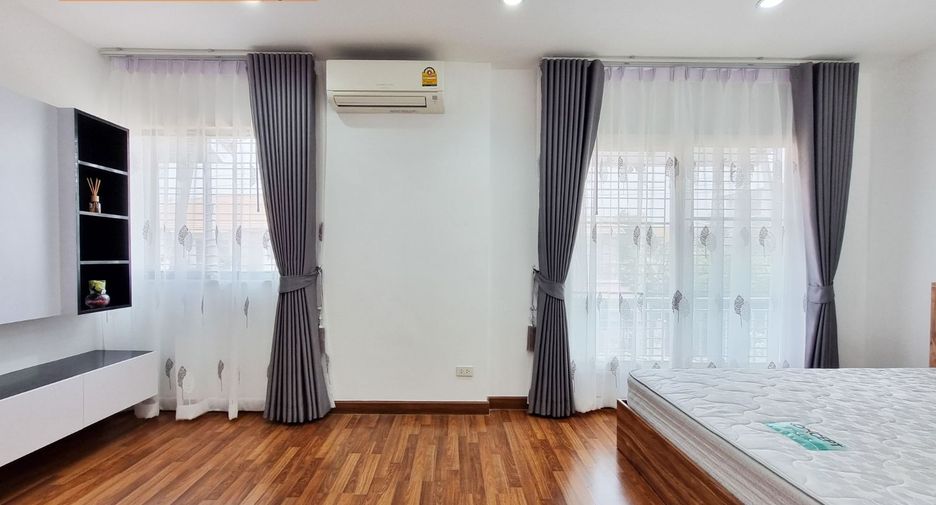 For rent 3 bedrooms townhouse in Suan Luang, Bangkok