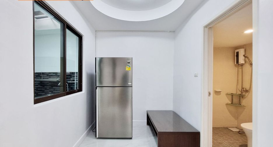 For rent 3 bedrooms townhouse in Suan Luang, Bangkok