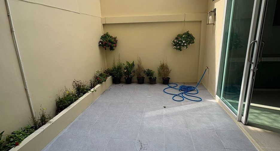 For rent 10 bedrooms house in Yan Nawa, Bangkok