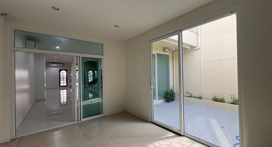 For rent 10 bedrooms house in Yan Nawa, Bangkok