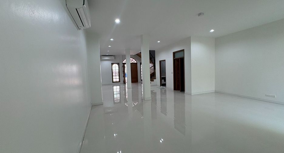 For rent 10 bedrooms house in Yan Nawa, Bangkok