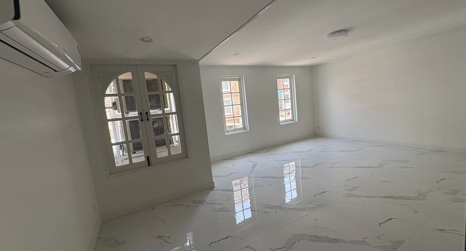 For rent 10 bedrooms house in Yan Nawa, Bangkok
