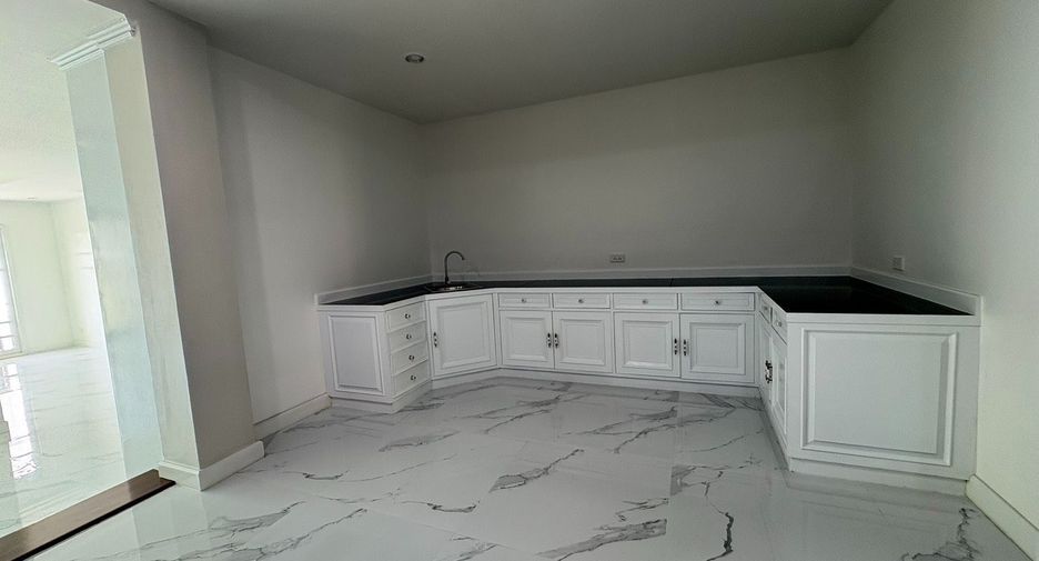 For rent 10 bedrooms house in Yan Nawa, Bangkok