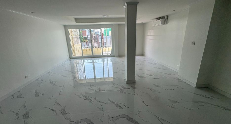 For rent 10 bedrooms house in Yan Nawa, Bangkok