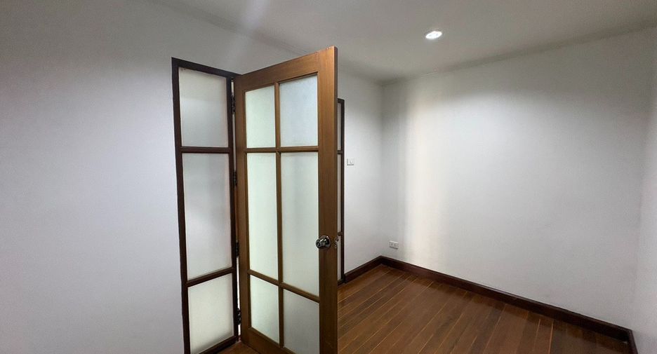 For rent 10 bedrooms house in Yan Nawa, Bangkok
