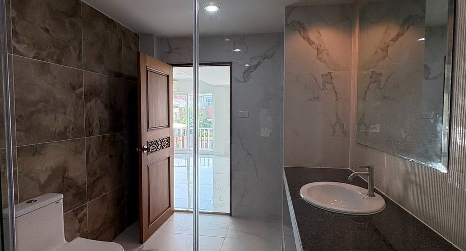 For rent 10 bedrooms house in Yan Nawa, Bangkok