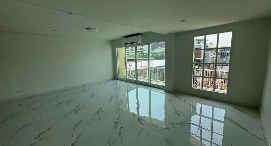 For rent 10 bedrooms house in Yan Nawa, Bangkok