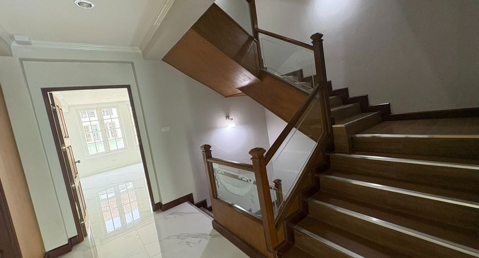 For rent 10 bedrooms house in Yan Nawa, Bangkok
