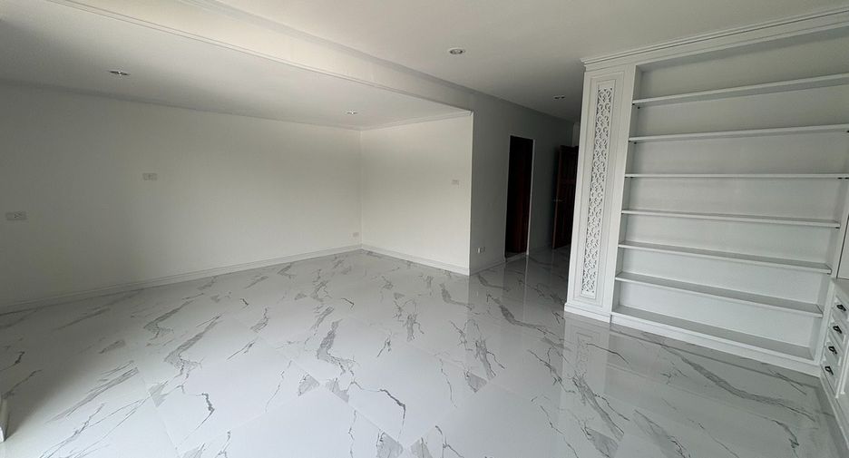 For rent 10 bedrooms house in Yan Nawa, Bangkok