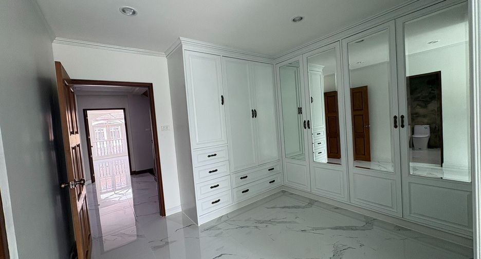 For rent 10 bedrooms house in Yan Nawa, Bangkok