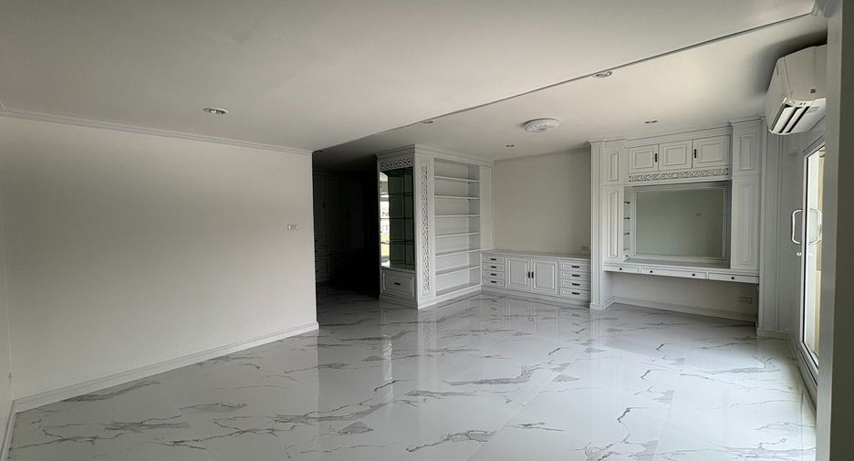 For rent 10 bedrooms house in Yan Nawa, Bangkok