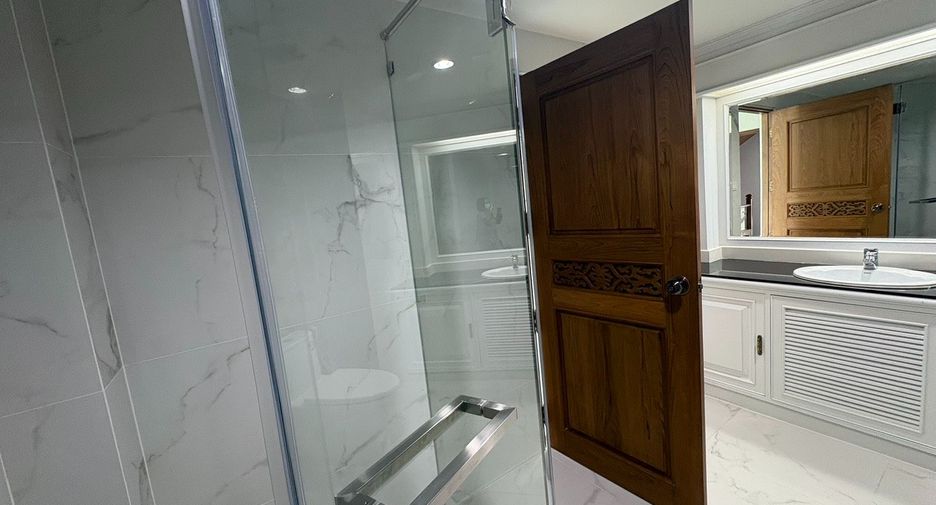 For rent 10 bedrooms house in Yan Nawa, Bangkok