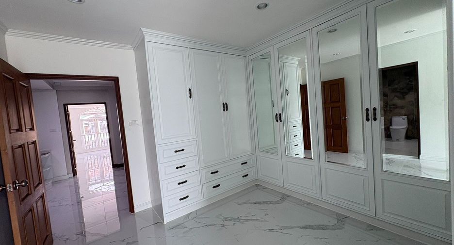 For rent 10 bedrooms house in Yan Nawa, Bangkok