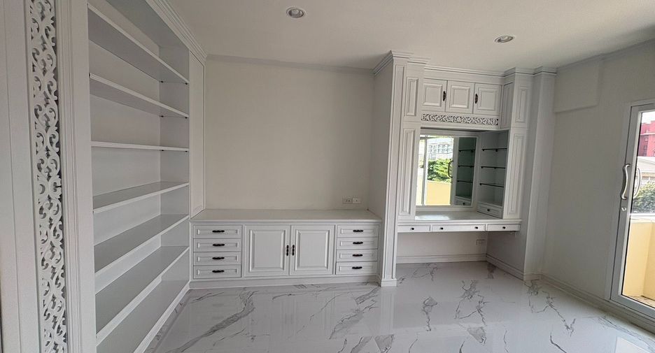 For rent 10 bedrooms house in Yan Nawa, Bangkok