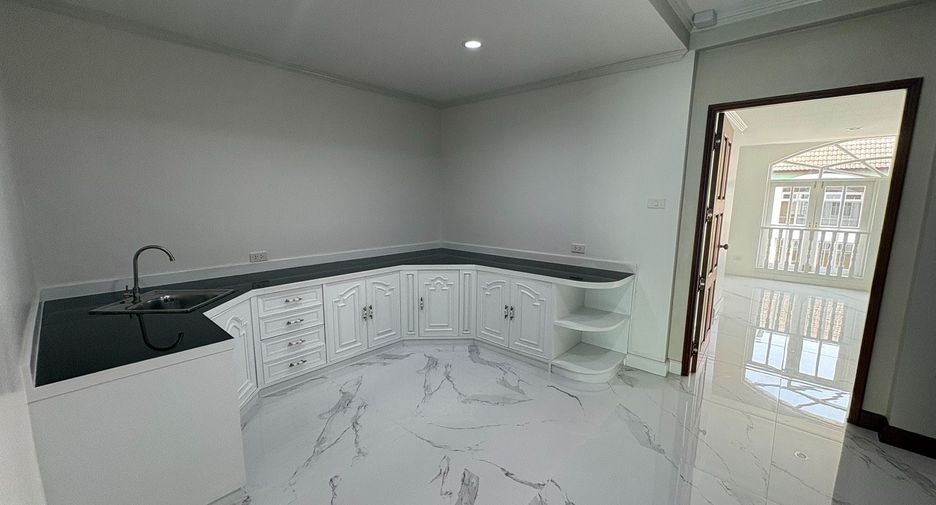 For rent 10 bedrooms house in Yan Nawa, Bangkok