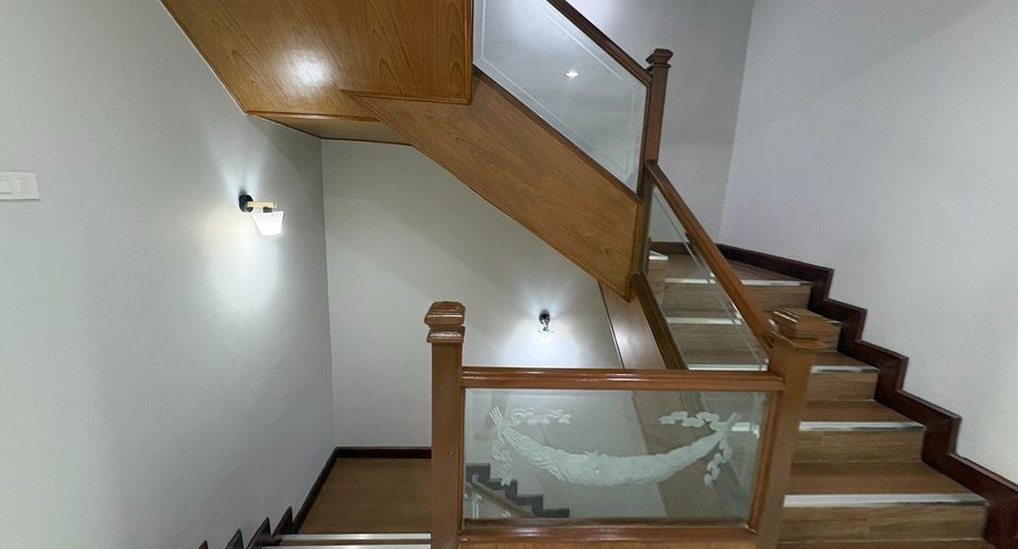 For rent 10 bedrooms house in Yan Nawa, Bangkok