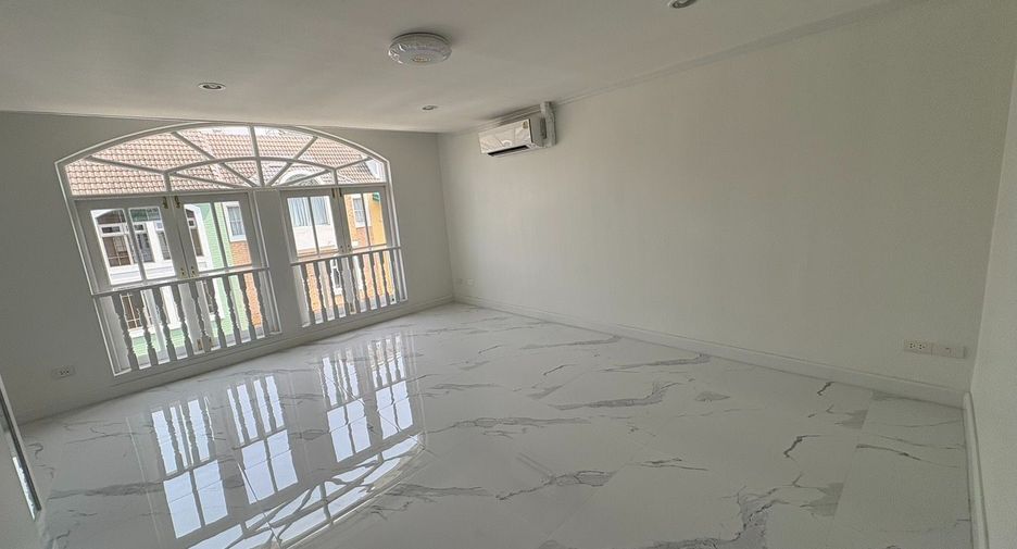 For rent 10 bedrooms house in Yan Nawa, Bangkok