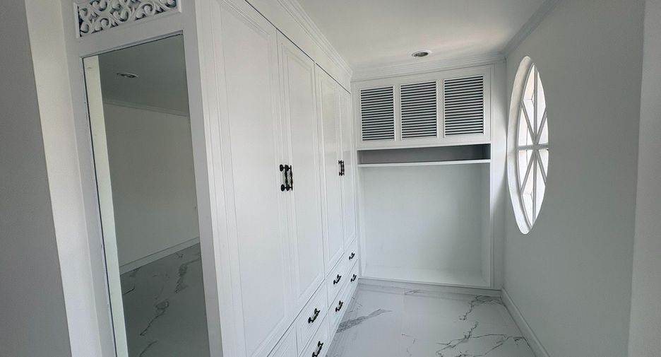 For rent 10 bedrooms house in Yan Nawa, Bangkok