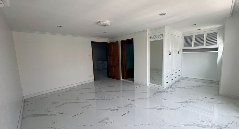 For rent 10 bedrooms house in Yan Nawa, Bangkok