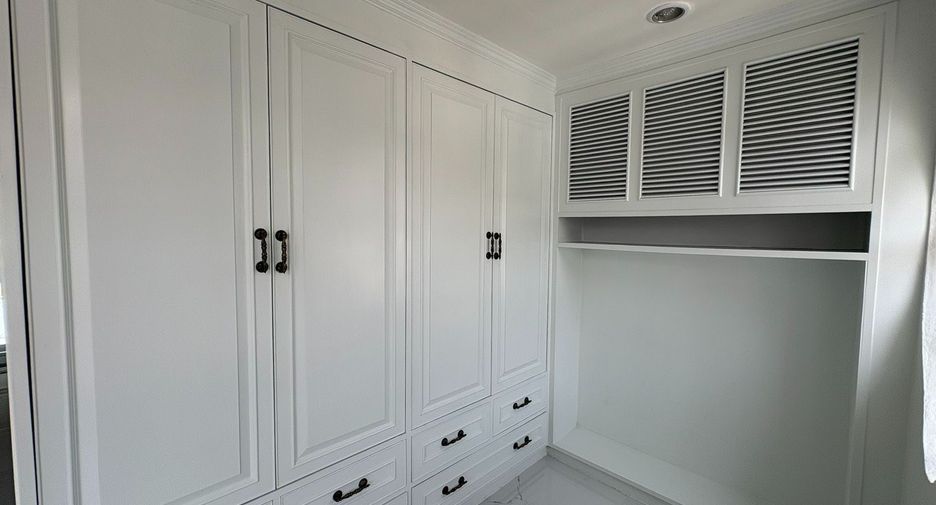For rent 10 bedrooms house in Yan Nawa, Bangkok