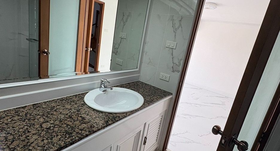 For rent 10 bedrooms house in Yan Nawa, Bangkok
