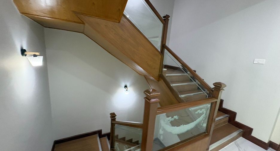 For rent 10 bedrooms house in Yan Nawa, Bangkok