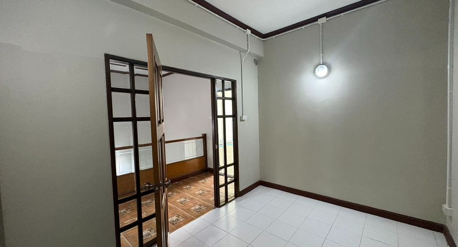 For rent 10 bedrooms house in Yan Nawa, Bangkok