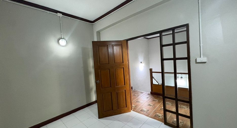 For rent 10 bedrooms house in Yan Nawa, Bangkok