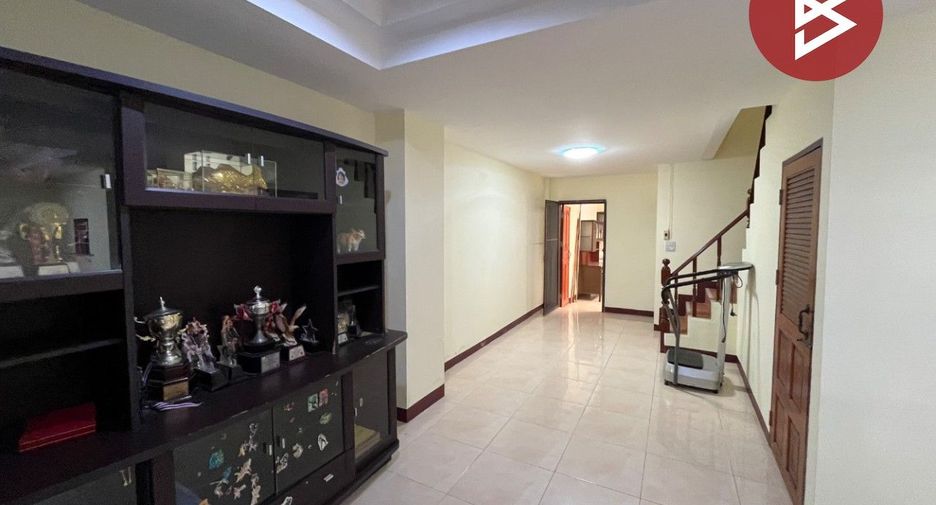 For sale 4 bedrooms townhouse in Mueang Samut Prakan, Samut Prakan