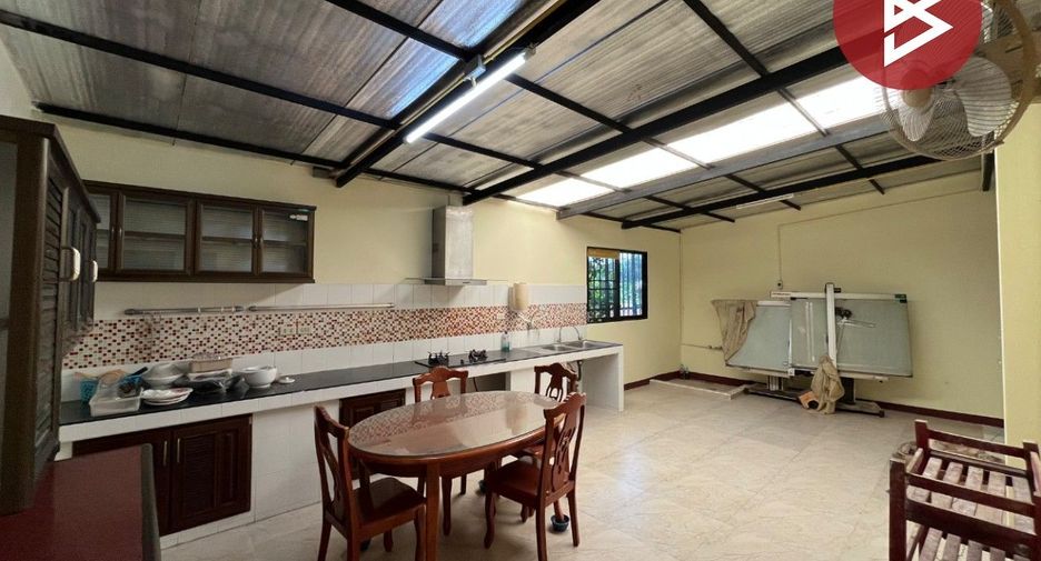 For sale 4 bedrooms townhouse in Mueang Samut Prakan, Samut Prakan