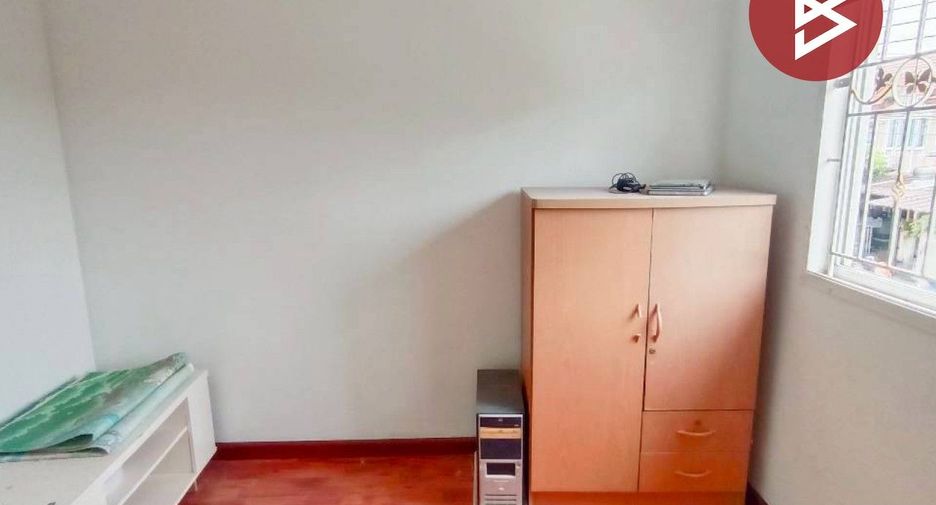 Casa adosada en venta de 3 habitaciones en Thung Khru, Bangkok