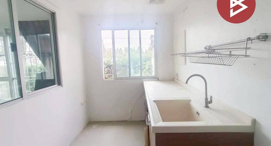 Casa adosada en venta de 3 habitaciones en Thung Khru, Bangkok