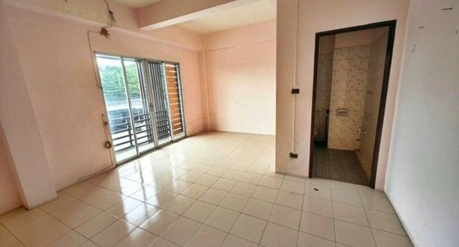 For sale 1 Beds retail Space in Ban Bueng, Chonburi