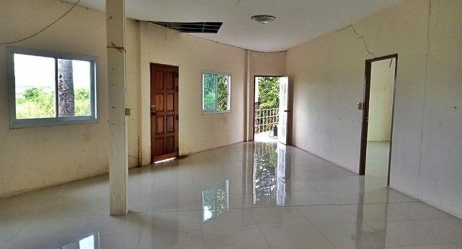 For sale 1 bed retail Space in Khok Samrong, Lopburi