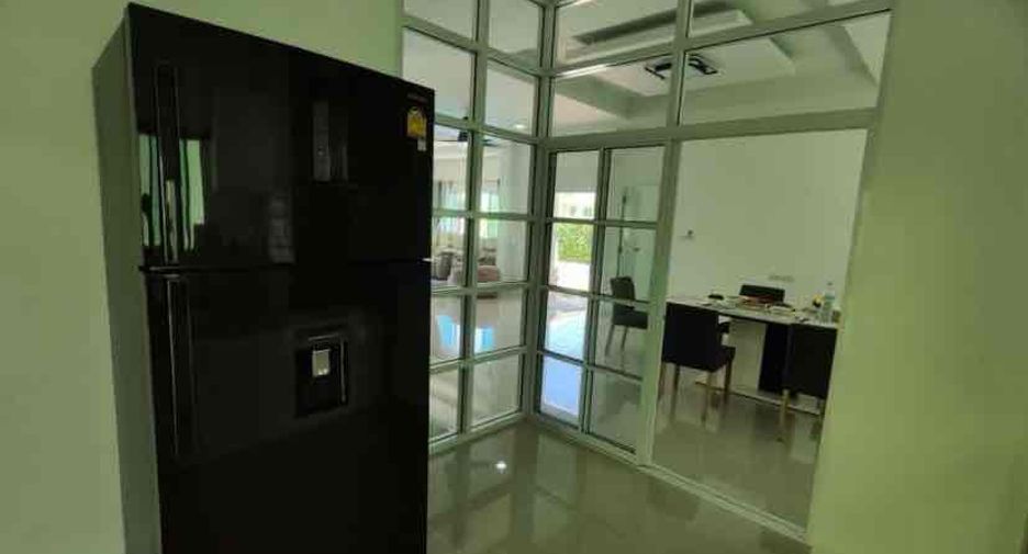 For rent 4 bedrooms villa in Bang Lamung, Chonburi