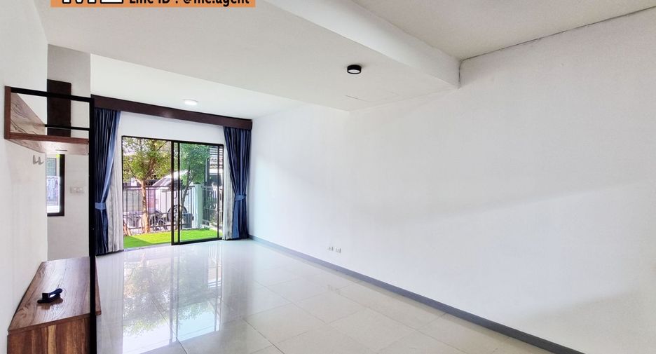 For rent 3 bedrooms townhouse in Suan Luang, Bangkok