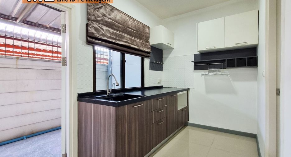For rent 3 bedrooms townhouse in Suan Luang, Bangkok