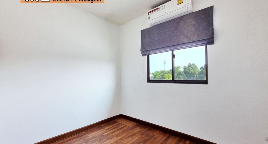 For rent 3 bedrooms townhouse in Suan Luang, Bangkok