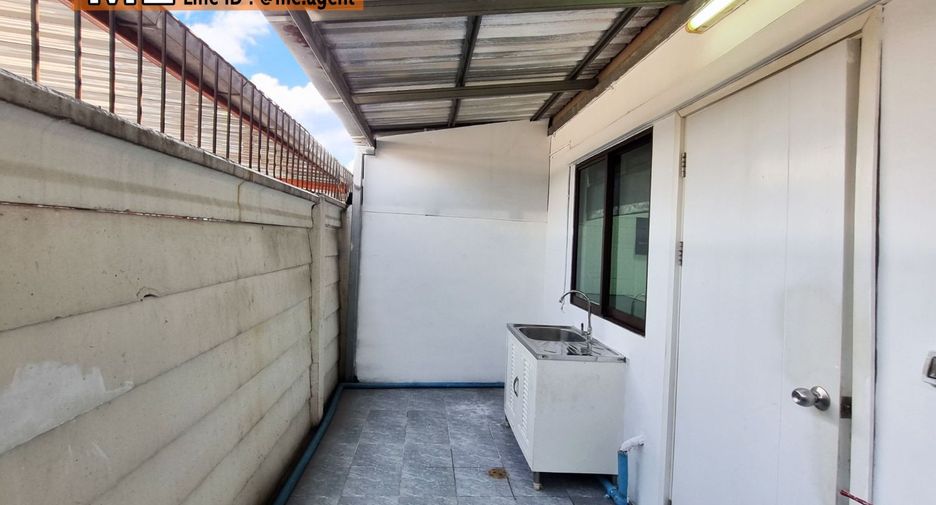 For rent 3 bedrooms townhouse in Suan Luang, Bangkok