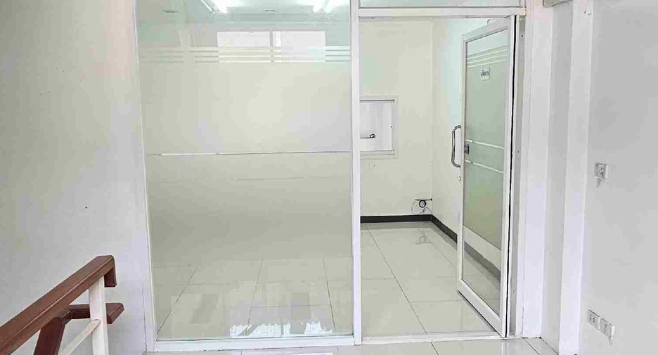 Gewerbefläche zur Miete mit 3 Zimmer in Mueang Rayong, Rayong