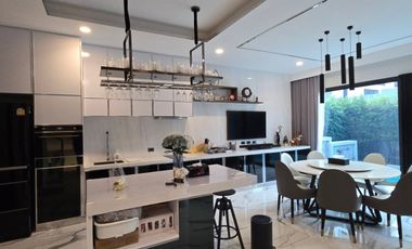 For sale 4 bedrooms house in Wang Thonglang, Bangkok
