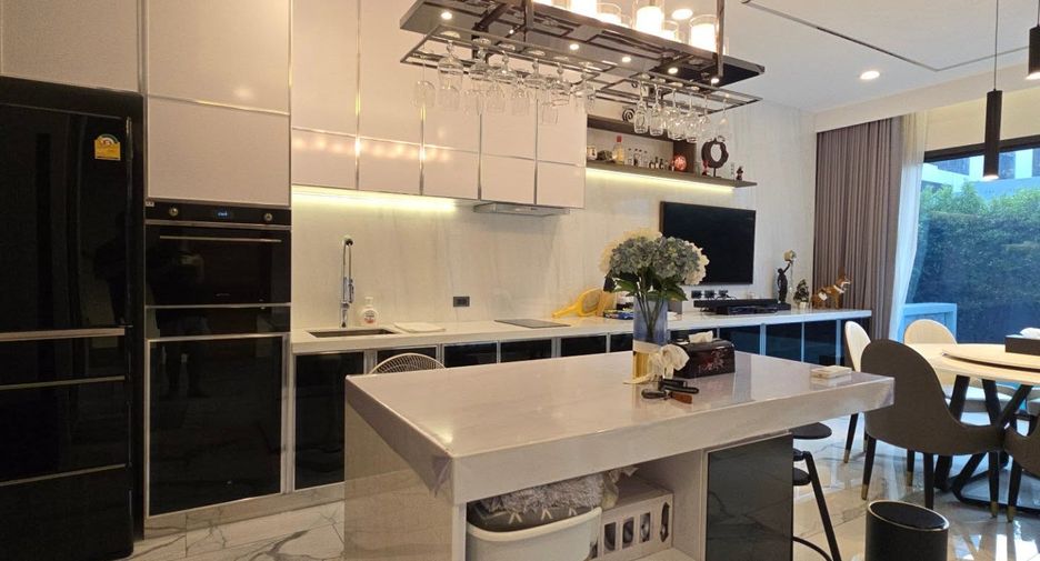 For sale 4 bedrooms house in Wang Thonglang, Bangkok