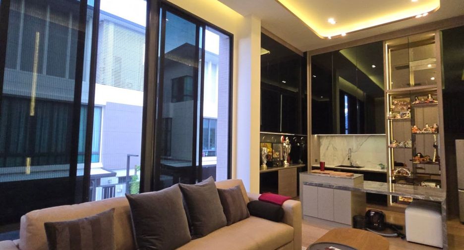 For sale 4 bedrooms house in Wang Thonglang, Bangkok