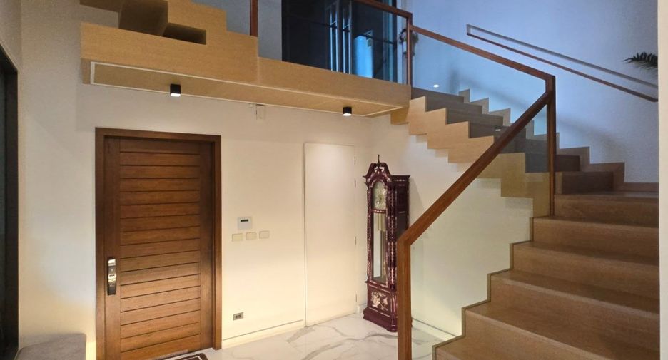For sale 4 bedrooms house in Wang Thonglang, Bangkok