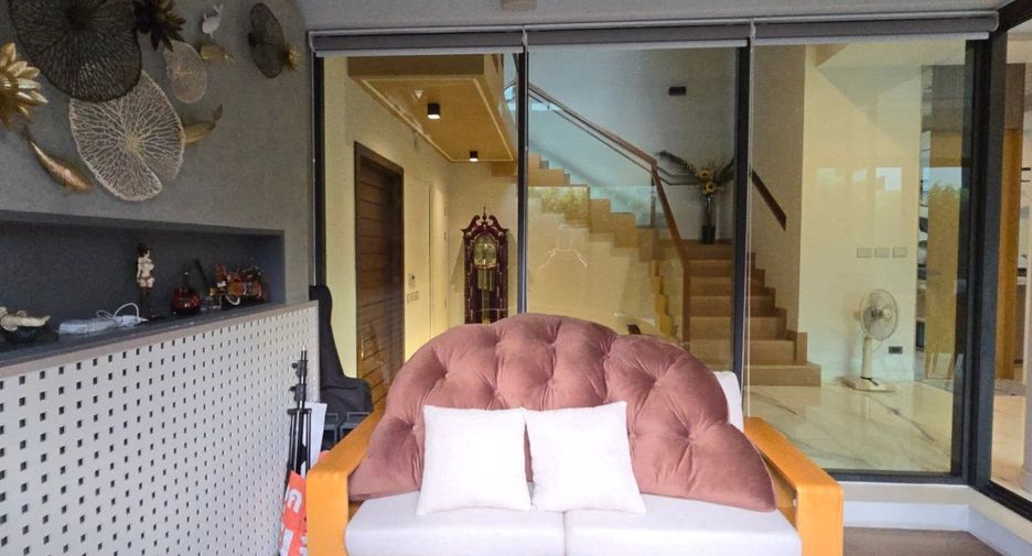 For sale 4 bedrooms house in Wang Thonglang, Bangkok