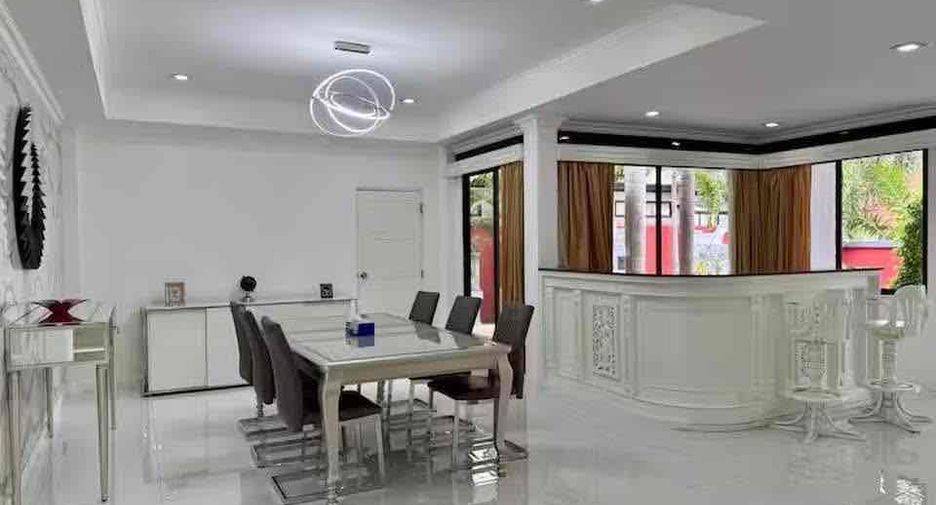 For rent 4 bedrooms villa in Bang Lamung, Chonburi