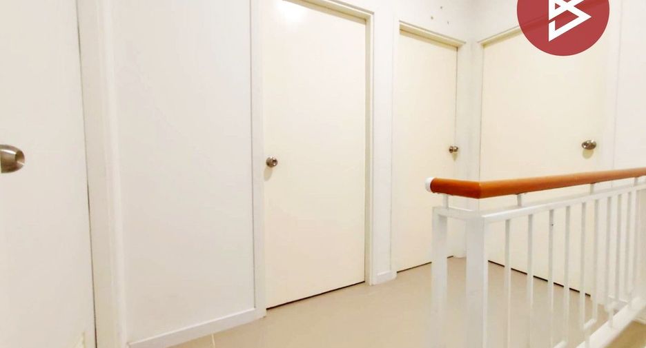Casa adosada en venta de 3 habitaciones en Phra Samut Chedi, Samut Prakan